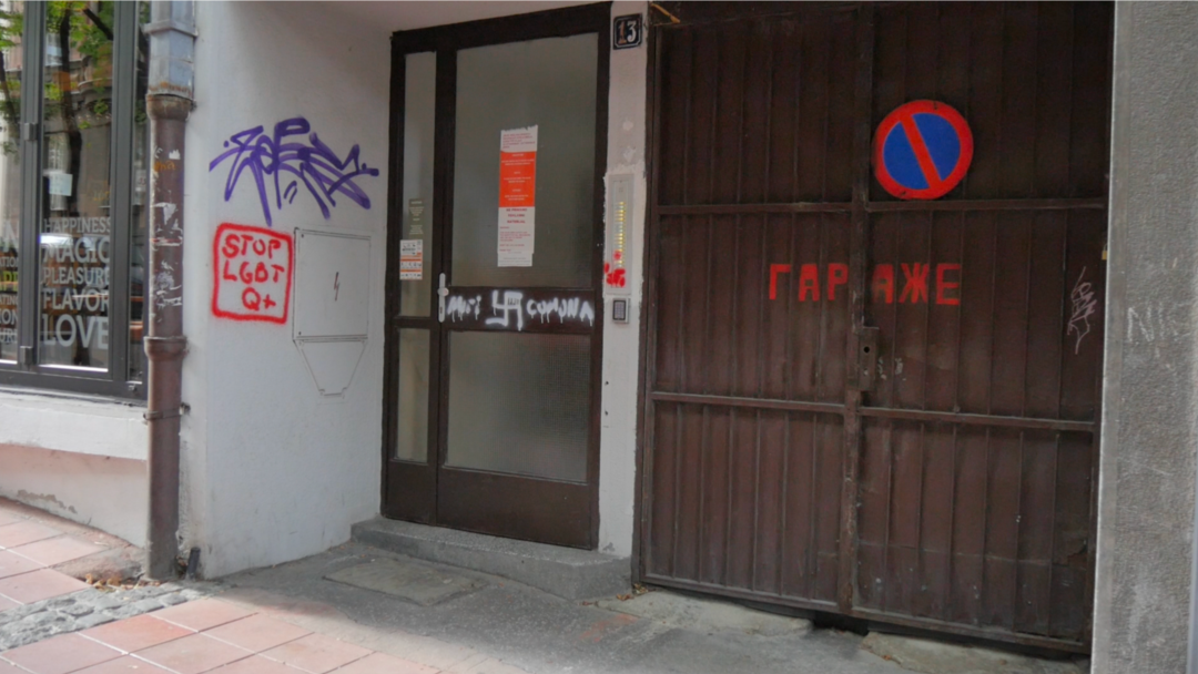 Grafiti ispred ulaza u prostorije Inicijative Ne davimo Beograd