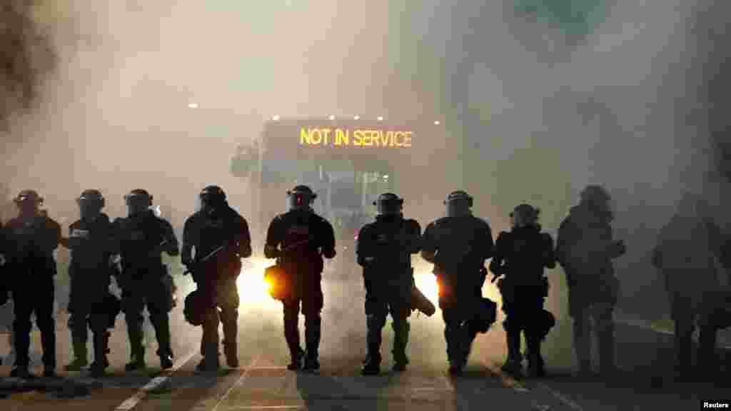 Des policiers sont en patrouille, lors d&#39;une manifestation en Caroline du Nord, le 20 septembre 2016.