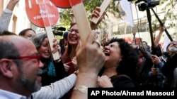 21일 칠레 산티아고에서 여성 인권 운동가들이 헌법재판소의 예외적 낙태 허용 결정에 환호하고 있다.