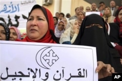 Une Egyptienne exprimant sa solidarité avec les chrétiens lors d'une manifestation, le 5 janvier, à l'université al Azhar du Caire