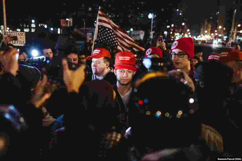 Sur la place Franklin, des miltants de Trump sont arrivés dans la manifestation anti-trump, à Washington DC, le 20 janvier 2017. (VOA/Nastasia Peteuil)