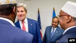 2015年5月5日美国国务卿约翰·克里(左二）在摩加迪沙会见索马里总统马哈茂德（右二）和地区领导人。