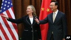 Menlu Tiongkok Yang Jiechi (kanan) menyambut kunjungan Menlu AS Hillary Clinton di Beijing (4/9). Clinton mendesak Tiongkok untuk menyepakati penyelesaian sengketa wilayah di Laut Cina Selatan.