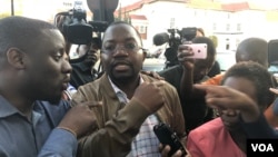 Lawyer Thabani Mpofu speaks to reporters at the Constitutional Court in Harare, Aug. 10, 2018. He is confident of having election results declared invalid, and of Movement for Democratic Change Alliance opposition candidate Nelson Chamisa being declared t