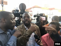 Lawyer Thabani Mpofu speaks to reporters at the Constitutional Court in Harare, Aug. 10, 2018. (C. Mavhunga/VOA)