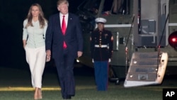 Президент США Дональд Трамп с супругой на лужайке Белого дома. Вашингтон. 27 мая 2017 г.
