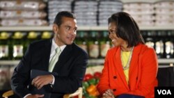 Villaraigosa apoyó en un primer momento a Hillary Clinton, pero tras la victoria de Barack Obama en 2008, ha mostrado su respaldo al presidente estadounidense.