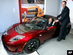 Elon Musk, presidente ejecutivo de Tesla Motors, durante la ceremonia de presentación en la sala de exposiciones de Tesla en Tokio, viernes, 12 de noviembre de 2010.