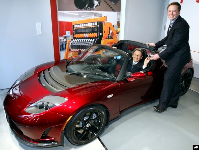 Elon Musk, presidente ejecutivo de Tesla Motors, durante la ceremonia de presentación en la sala de exposiciones de Tesla en Tokio, viernes, 12 de noviembre de 2010.