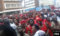 Thousands of people were at the MDC-T party headquarters in Harare on Thursday.