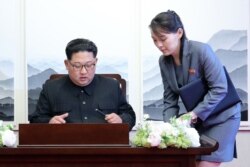 မြောက်ကိုရီးယားခေါင်းဆောင် ကင်မ်ဂျုံအွန်း (ဝဲ)