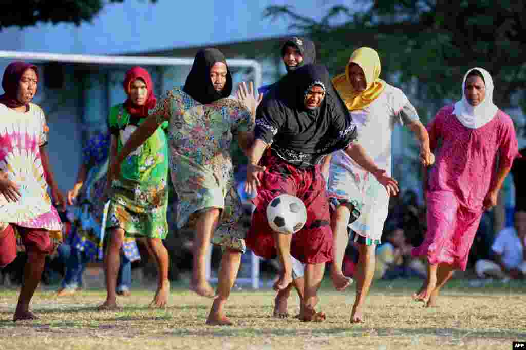 ប្រុសៗជនជាតិភាគតិច Acehnese ដែលស្លៀកសម្លៀកបំពាក់នារី លេងបាល់ទាត់ដើម្បីប្រារព្ធខួបទី៧១ នៃទិវាបុណ្យឯករាជ្យរបស់ឥណ្ឌូនេស៊ី នៅក្នុងក្រុង Banda Aceh។