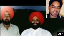 Öldürülen Hintli Vasudev Patel ile Pakistanlı Vakar Hasan. Kutu içindeki Reis Bhuiyan ise saldırıda bir gözünü kaybetti