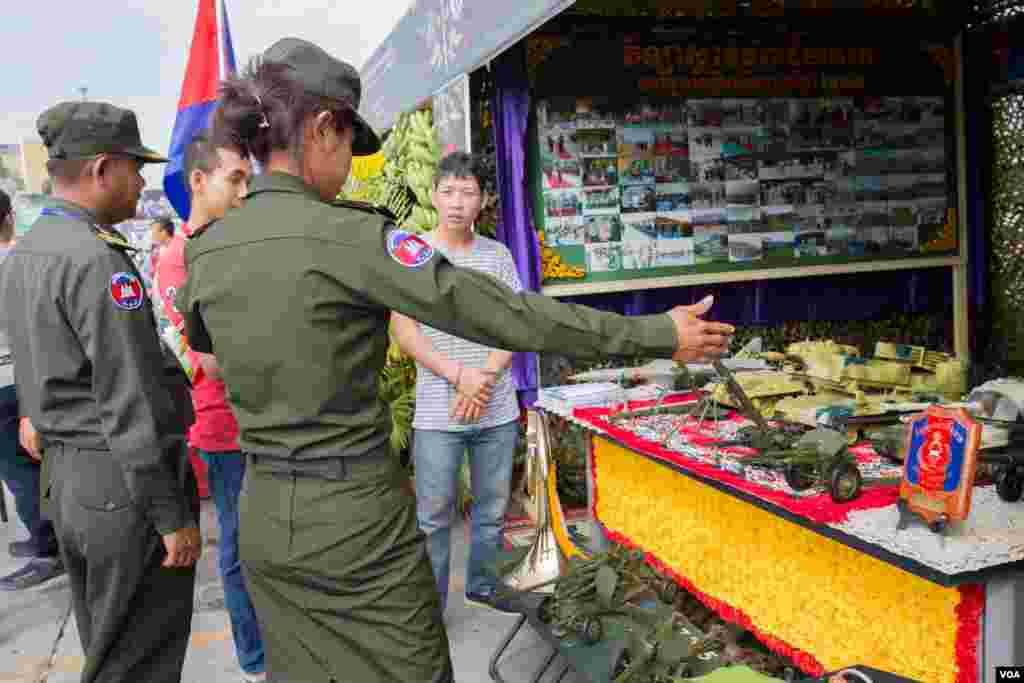 ការដាក់តាំងបង្ហាញ តំណាងសម្ភារៈយោធា របស់វិទ្យាស្ថានទ័ពជើងគោក ក្នុងពិព័រណ៌សម្ភារៈយោធា នៃព្រឹត្តិការណ៍ប្រកួតកីឡាកងយោធពលខេមរភូមិន្ទក្នុងរាជធានីភ្នំពេញ កាលពីថ្ងៃទី៧ ខែមករា ឆ្នាំ២០១៧។ (ហ៊ាន សុជាតា/ VOA)