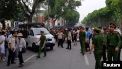 Lực lượng công an và an ninh giải tán cuộc biểu tình ở Hà Nội hôm 10/6.