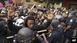 La police et les manifestants convergent lors d'une manifestation, le mercredi 23 septembre 2020, à Louisville, Kentucky. (AP Photo/John Minchillo)