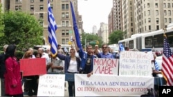 Σε διαδήλωση συμπαράστασης κατέβηκαν οι έλληνες που ζουν και εργάζονται στην Νέα Υόρκη.