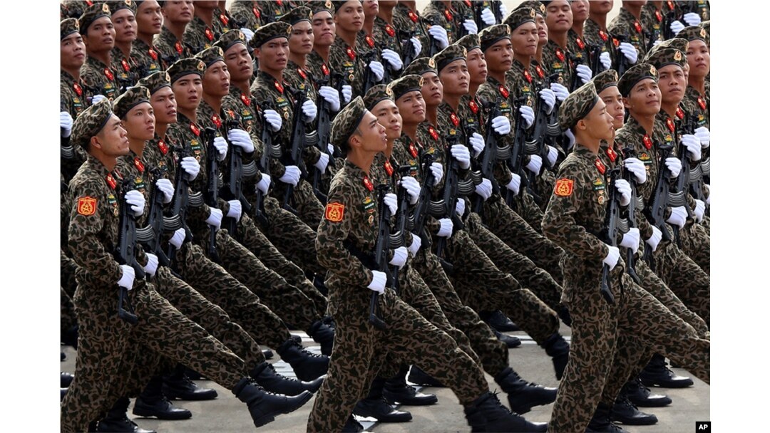 Binh sĩ diễu binh mừng Quốc khánh tại Quảng trường Ba Đình, Hà Nội.