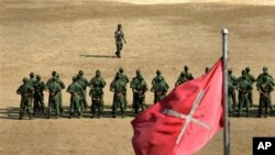 ကချင်လွတ်မြောက်ရေးတပ်မတော် အလံတော်အောက်တွင် တပ်ဖွဲ့ဝင်များ စစ်ရေးလေ့ကျင်စဉ်။