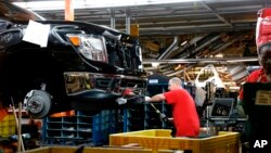Para teknisi bekerja di pabrik perakitan mobil Nissan di Canton, Mississippi, AS (foto: ilustrasi). 