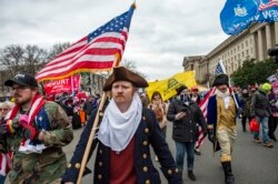 Pendukung Presiden AS Donald Trump berjalan bersama menuju Gedung Capitol di Washington DC pada 6 Januari 2021. (Foto: AFP)