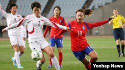 29일 일본 오사카 얀마 스타디움에서 열린 2016 리우올림픽 여자축구 아시아지역 최종예선에서 한국과 북한이 경기를 치뤘다. 한국 장슬기 선수와 북한 리희종 선수가 볼을 다투고 있다.