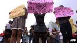 Các phụ nữ Indonesia mặc váy ngắn xuống đường biểu tình tại Jakarta mang theo các băng rôn ghi rằng: 'Đừng kêu chúng tôi phải ăn mặc thế nào. Hãy kêu họ đừng cưỡng hiếp'