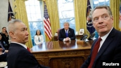 Le vice-Premier ministre chinois Liu He et le représentant américain au Commerce, Robert Lighthizer, lors d’une réunion avec le président américain Donald Trump dans le bureau ovale de la Maison-Blanche à Washington, le 22 février 2019. REUTERS 