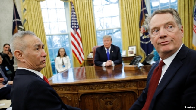 中国副总理刘鹤与美国贸易代表莱特希泽在白宫椭圆形办公室与美国总统特朗普会面。（2019年2月22日）