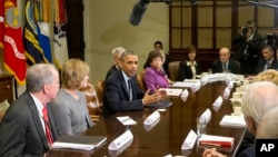 Presiden AS Barack Obama memberikan pernyataan kepada media sebelum pertemuan dengan para eksekutif perusahaan asuransi di Gedung Putih (15/11). 