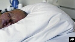 An unidentified man suffering from Alzheimer's disease sleeps all day before passing away in a nursing home in the Netherlands, July 2008. (file photo)