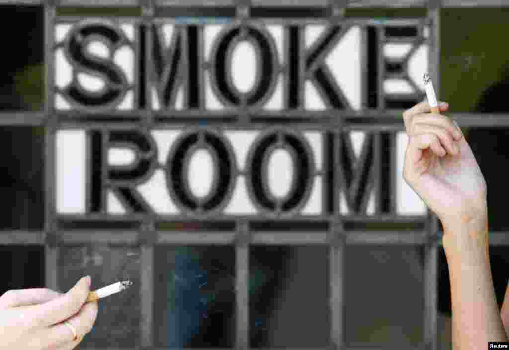 دو خواتین تمباکو نوشی کرنے کے لیے بنائے گئے خاض کمرے میں بیٹھ کر تمباکو نوشی میں مصروف ہیں۔