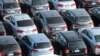 Ratusan mobil diesel Volkswagen dan Audi yang dibeli kembali karena kasus penipuan teknologi emisi, diparkir di sebuah lapangan dekat Victorville, dekat California, 28 Maret 2018. (Foto: Reuters)