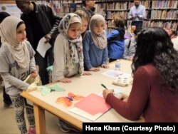 Penulis Hena Khan memberikan tanda tangan dalam sebuah acara di Perpustakaan Umum Takoma, Maryland, 28 Februari 2019. (Foto: Hena Khan)