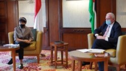 Menlu Palestina Riyad Al-Maliki dan Menlu RI Retno Marsudi di kawasan wisata Laut Mati, Yordania, 10 Februari 2021. (Foto: Twitter/@Menlu_RI)