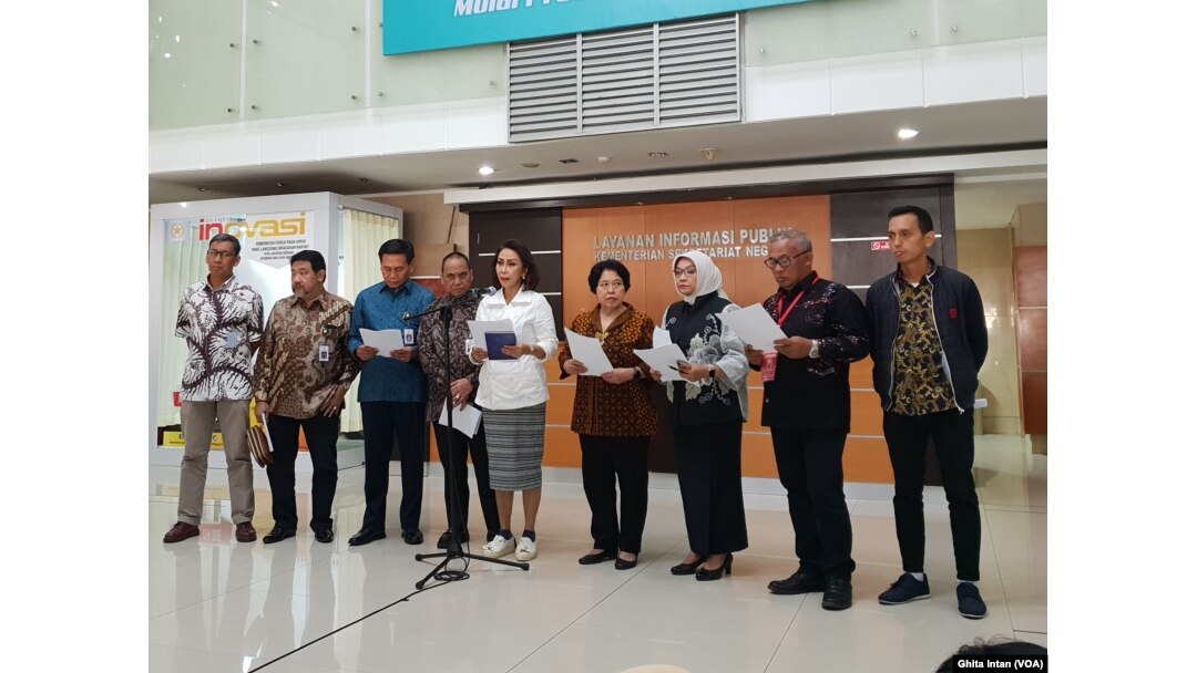 Ketua Pansel Capim KPK 2019-2023 (tengah) Yenti Ganarsih dan seluruh anggota Pansel KPK dalam konferensi pers di Gedung Setneg, Jakarta, Senin, 22 Juli 2019. (Foto: VOA/Ghita)