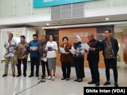 Ketua Pansel Capim KPK 2019-2023 (tengah) Yenti Ganarsih dan seluruh anggota Pansel KPK dalam konferensi pers di Gedung Setneg, Jakarta, Senin, 22 Juli 2019. (Foto: VOA/Ghita)