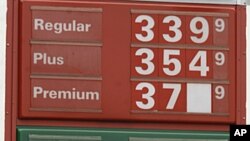 Gas Station manager Joseph Sublett changes a sign reflecting reflecting lower prices in Little Rock, Arkansas, June 22, 2011(file photo)