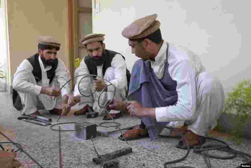 طالبان قیدیوں کا شدت پسندی سے جدید تعلیم اور ہنرمندی تک کا سفر