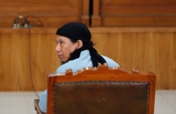 Tokoh ISIS Indonesia, Oman Rochman alias Aman Abdurrahman saat tampil di pengadilan di Jakarta, 22 Juni 2018.