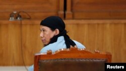 Tokoh ISIS Indonesia, Oman Rochman alias Aman Abdurrahman saat tampil di pengadilan di Jakarta, di mana hakim menjatuhkan vonis mati kepadanya, 22 Juni 2018 lalu. (Foto: dok).