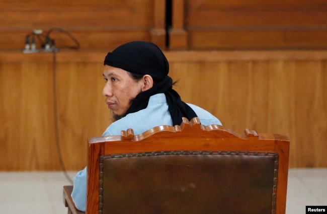 Tokoh ISIS Indonesia, Oman Rochman alias Aman Abdurrahman saat tampil di pengadilan di Jakarta, 22 Juni 2018.