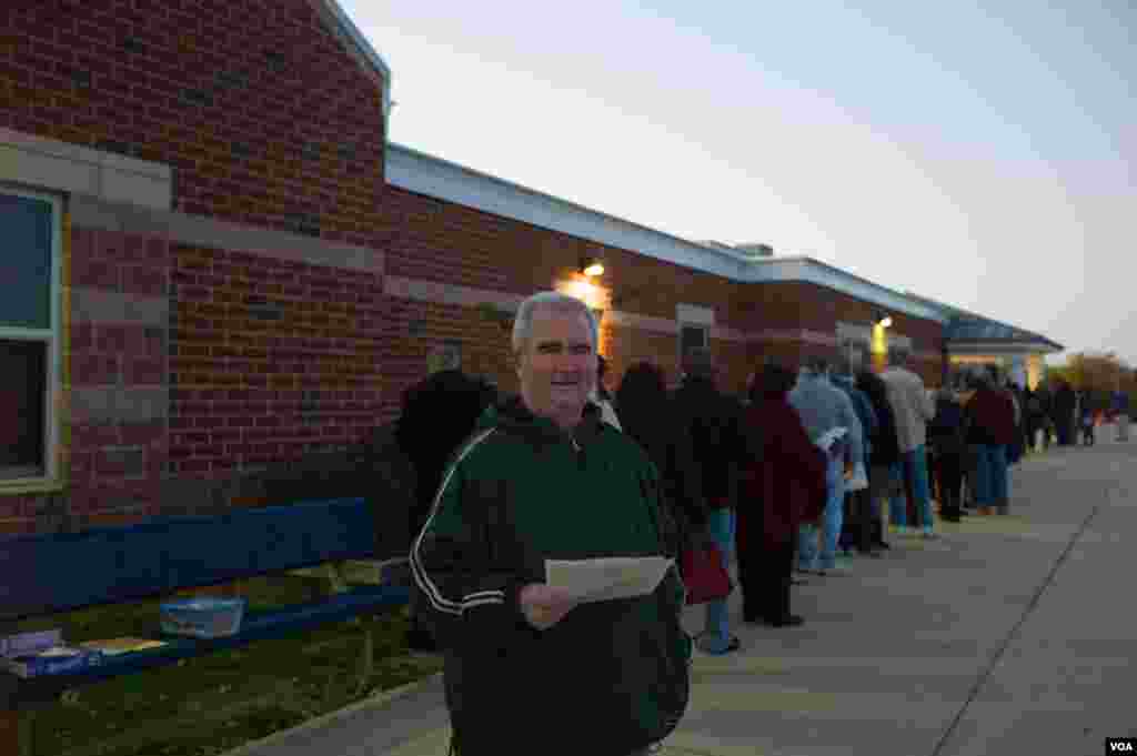 维吉尼亚州某投票站的志愿者，他身后是排队投票的队伍。