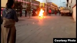 自由西藏运动组织公布的照片显示，2016年12月8日，甘肃省甘南藏族自治州玛曲县发生藏人自焚抗议事件，自焚者死亡。