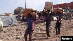 Men carry humanitarian aid in Mopti, Mali, February 4, 2013.
