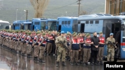 Arhiva - Turski vojnici optuženi za pokušaj ubostva predsjednika Tajipa Erdogana u noći neuspjelog puta 15. jula, sprovode su u sud u Mugli, 8. marta 2017. 