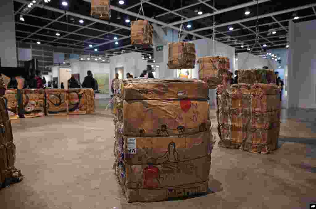 Karya seni ciptaan seniman Indonesia Tintin Wulia dipamerkan di "Art Basel" di Hong Kong (22/3). Karya ini menyimbolkan kesenjangan kekayaan yang semakin lebar di Hong Kong. (AP/Kin Cheung)