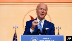 Novoizabrani predsjednik Joe Biden obraća se javnosti iz teatra Queen u Vilmingtonu u Delaveru, 25. novembra 2020.