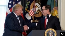 Presiden AS Donald Trump bersama Menkeu Steven Mnuchin pada konferensi pers di Departemen Keuangan AS (21/4). 