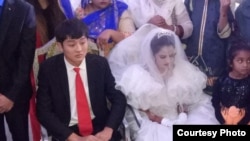 This photo shows Mehak Parvez of Pakistan and her Chinese groom. It was taken during the wedding ceremony, Nov. 19, 2018, in Faisalabad, Pakistan.